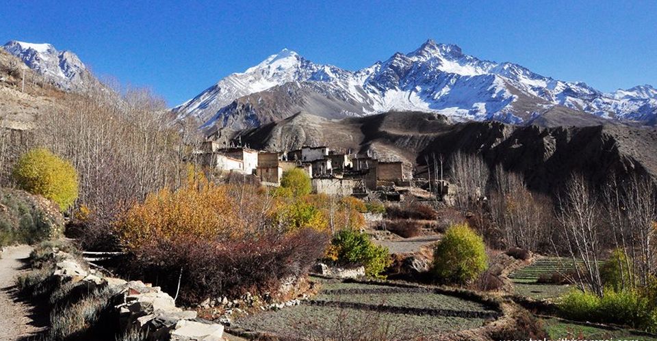 View back to Tharong La and Tharong La Peak on descent from Muktinath