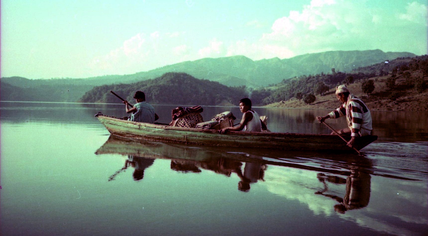 Canoe trip across Begnas Tal