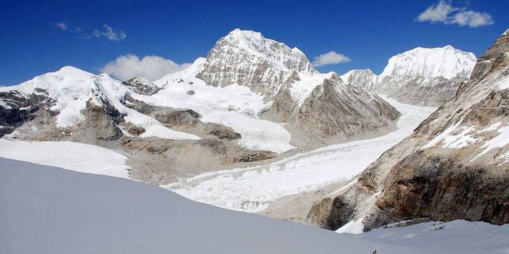 Takargo and Menlungtse from Trashe Labtse